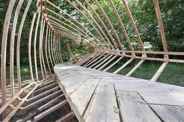 现代很多新材料给廊架带来了在高度,跨度,弧度上的自由,使其更加多变.