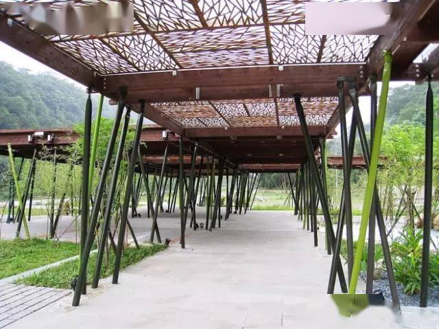 现代很多新材料给廊架带来了在高度,跨度,弧度上的自由,使其更加多变.