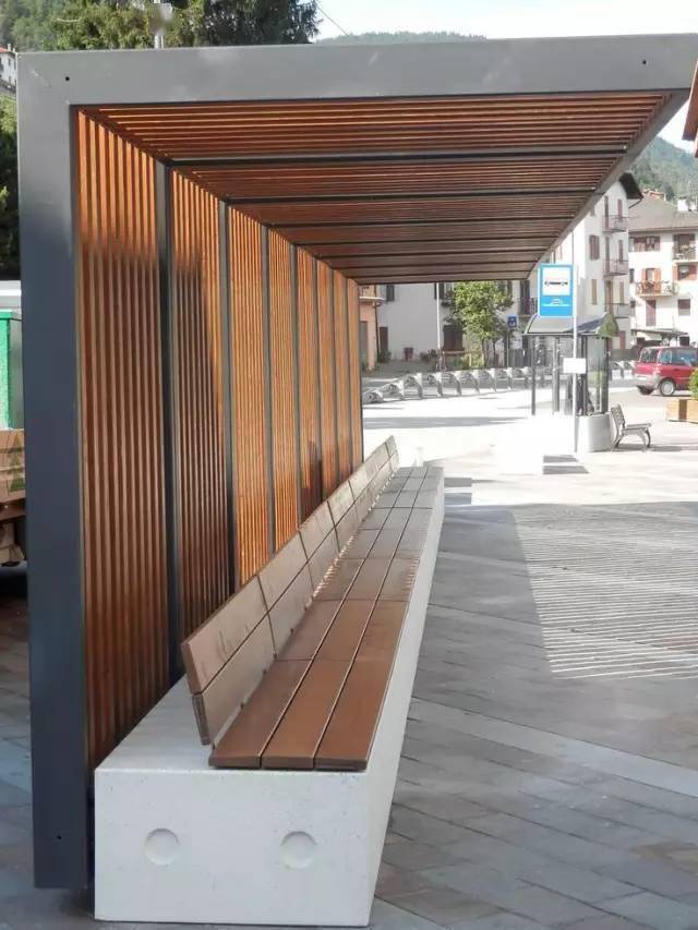 现代很多新材料给廊架带来了在高度,跨度,弧度上的自由,使其更加多变.