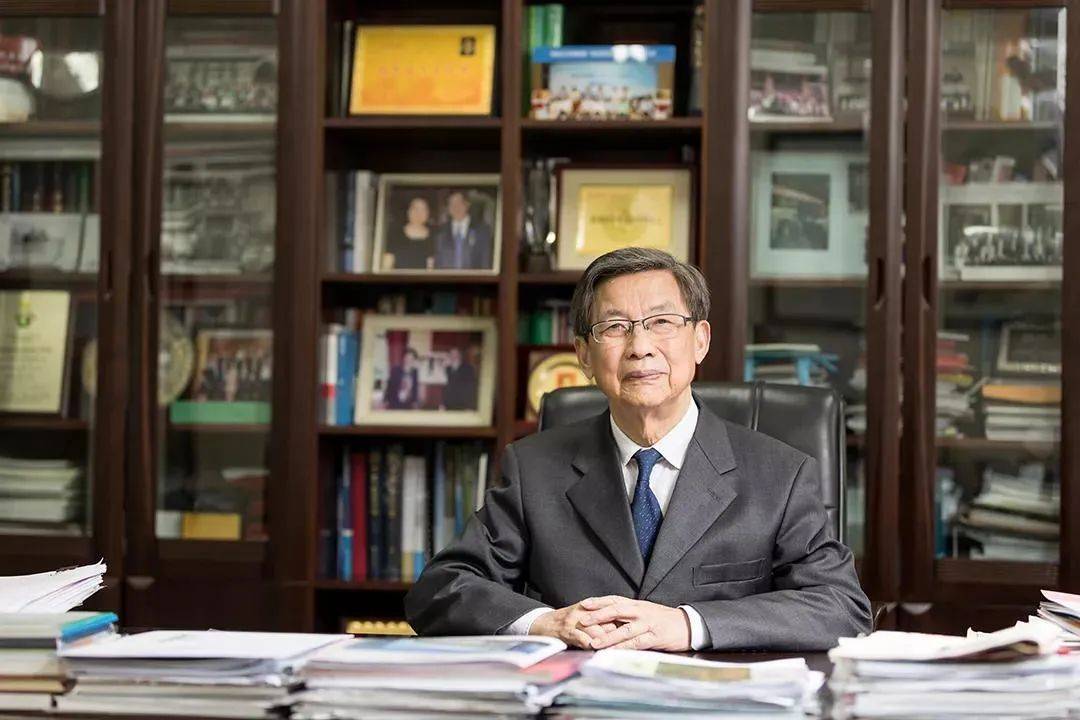 人物阮长耿用烛缸精神照亮百姓健康之路