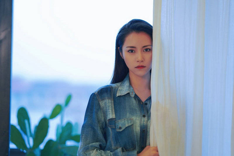 演员田蕾希晒生活照分享 又飒又美尽显时尚魅力