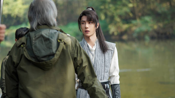 官豹发来王一博有翡拍摄花絮照允子的背影和背景同样令人心旷神怡