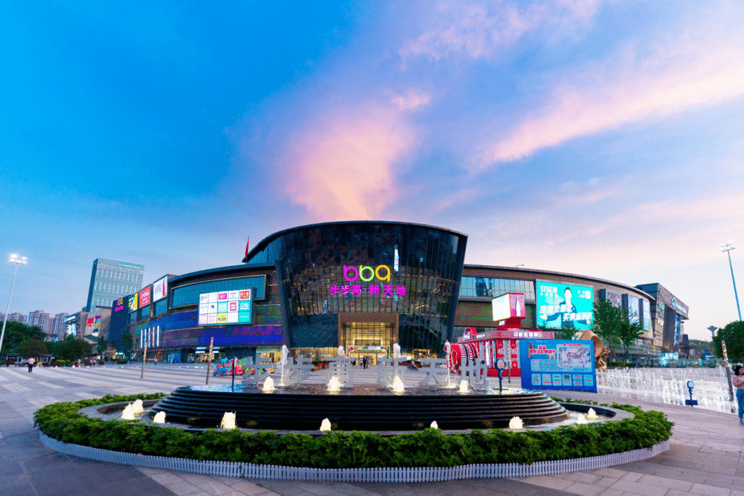 向东约3公里就是河西最大的商业综合体,约70万㎡步步高梅溪新天地