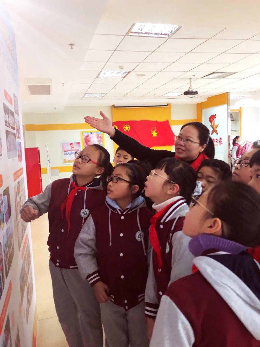 江苏省无锡市连元街小学开展"相约2035,畅想美好未来"主题队课