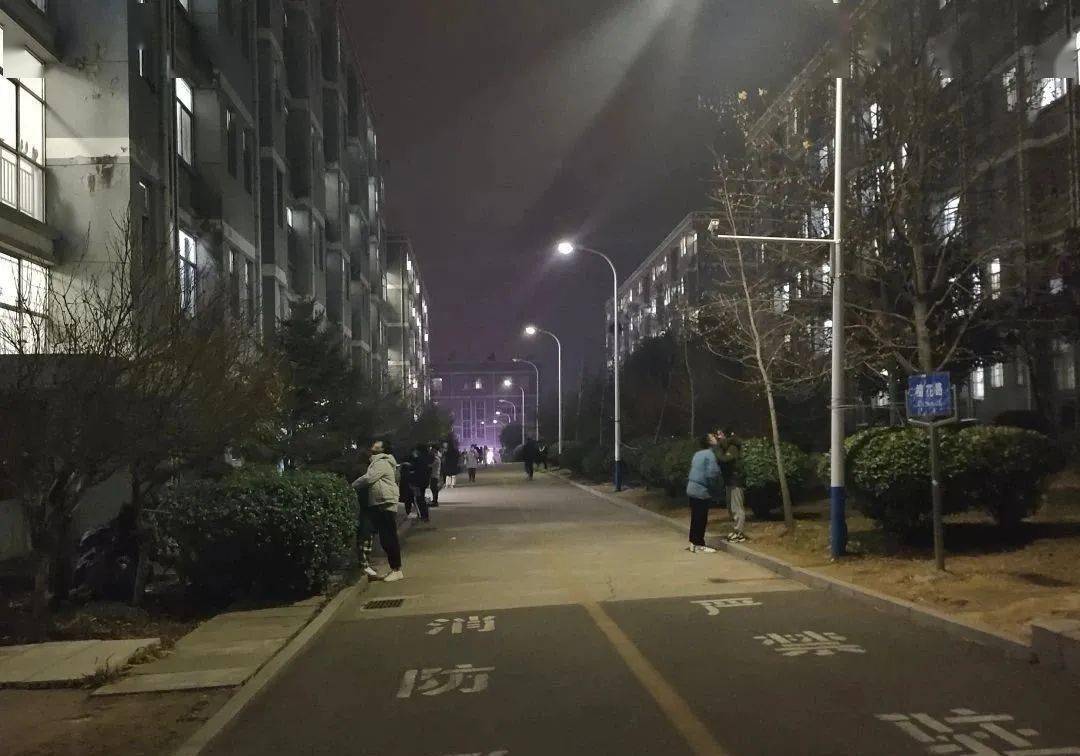 女生宿舍楼下大型互啃现场五米一个情侣根据地