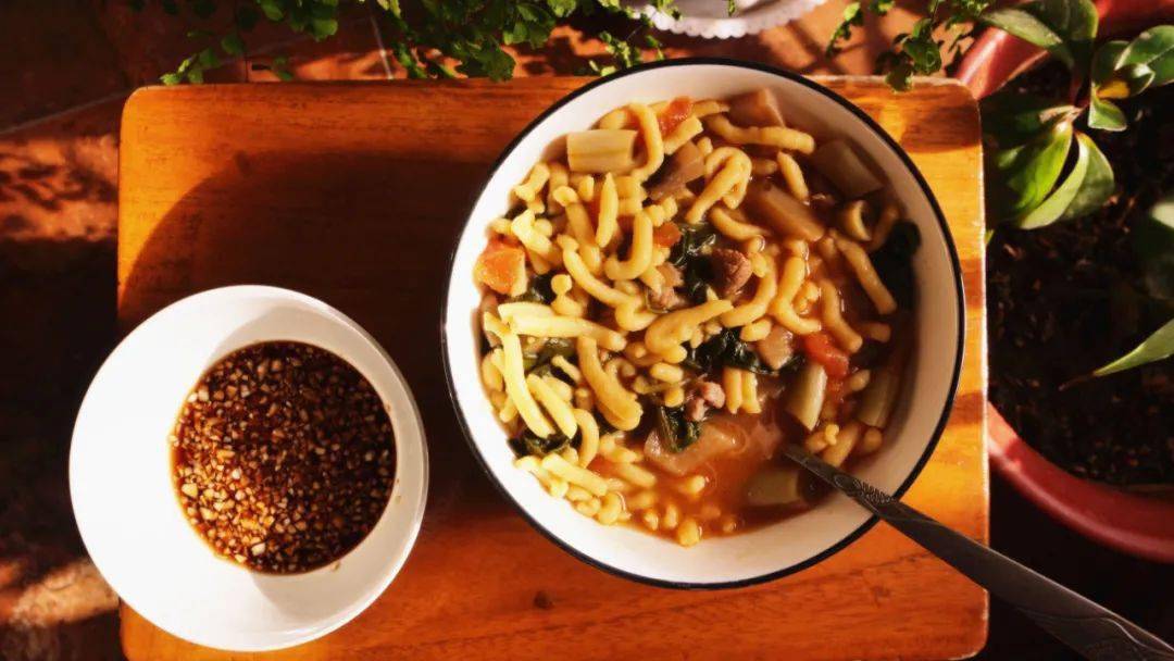 还是一碗飘香的磁县"抿曲的"是胖妮熏鸡,是鼓楼焖子乡愁是美食,是