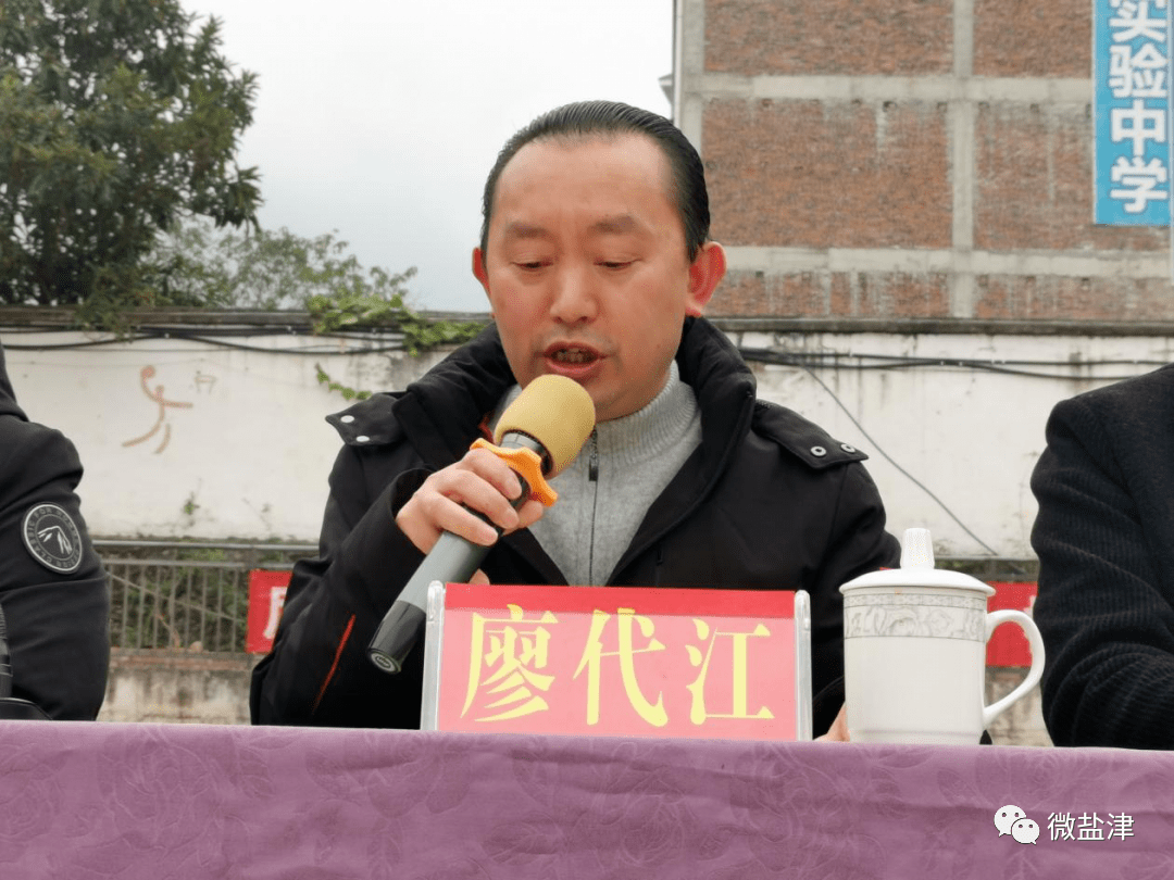 慷慨解囊助教四川省泸州市兴城集团向庙坝镇中小学捐赠电脑