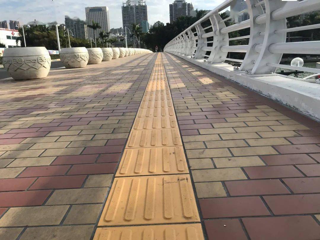 人行道沈淑婷 摄加高的路缘石陈嘉新 摄焕然一新市府大道南北桥的桥面