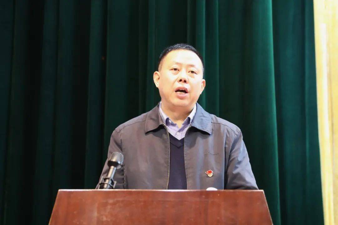 勘探局有限公司总经理,党委副书记,油田分公司总经理钟志国主持会议