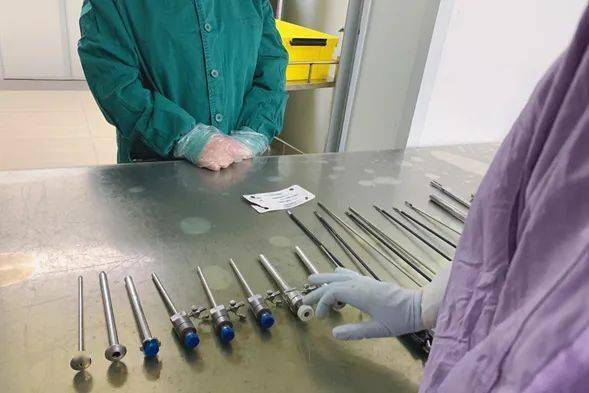 清点分类处理使用过后的复用手术器械工作人员回收早晨7:30消毒供应室