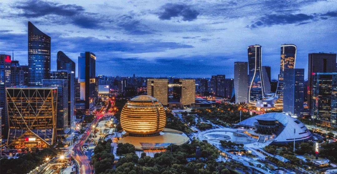 杭州城市阳台位于钱江新城核心区,共有"一主二副"3个城市阳台,每一个