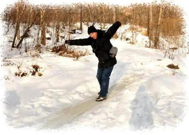 冰天雪地里的东北人,不是每个人都会滑冰,但是每个都会打出溜滑
