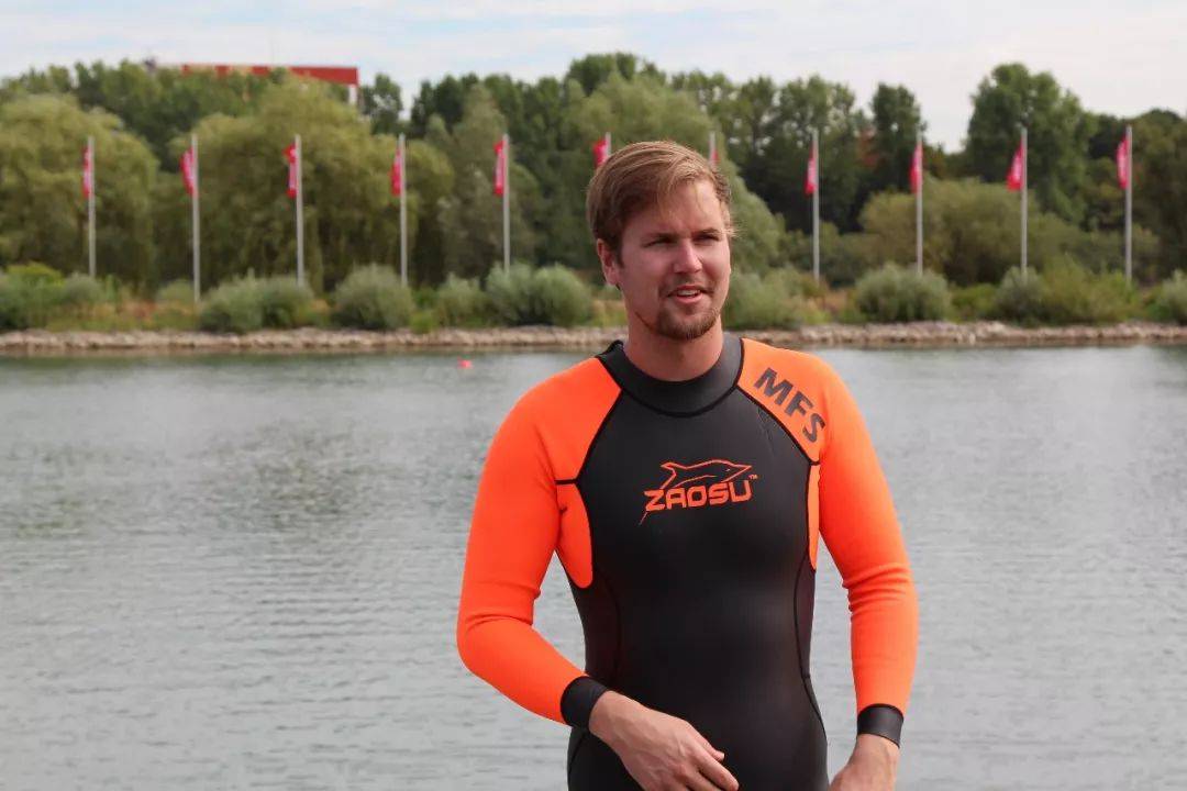 一件游泳爱好者喜欢的胶衣