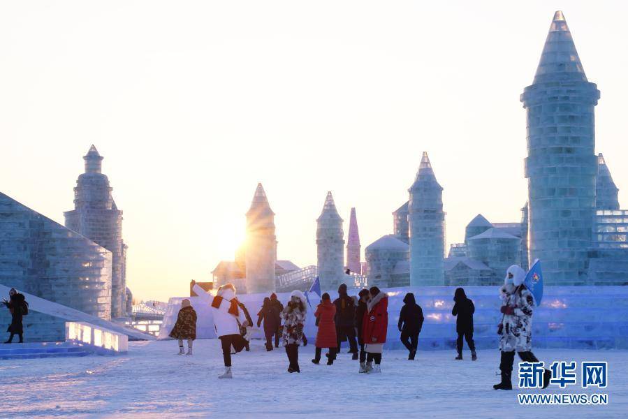 哈尔滨冰雪大世界开园迎客