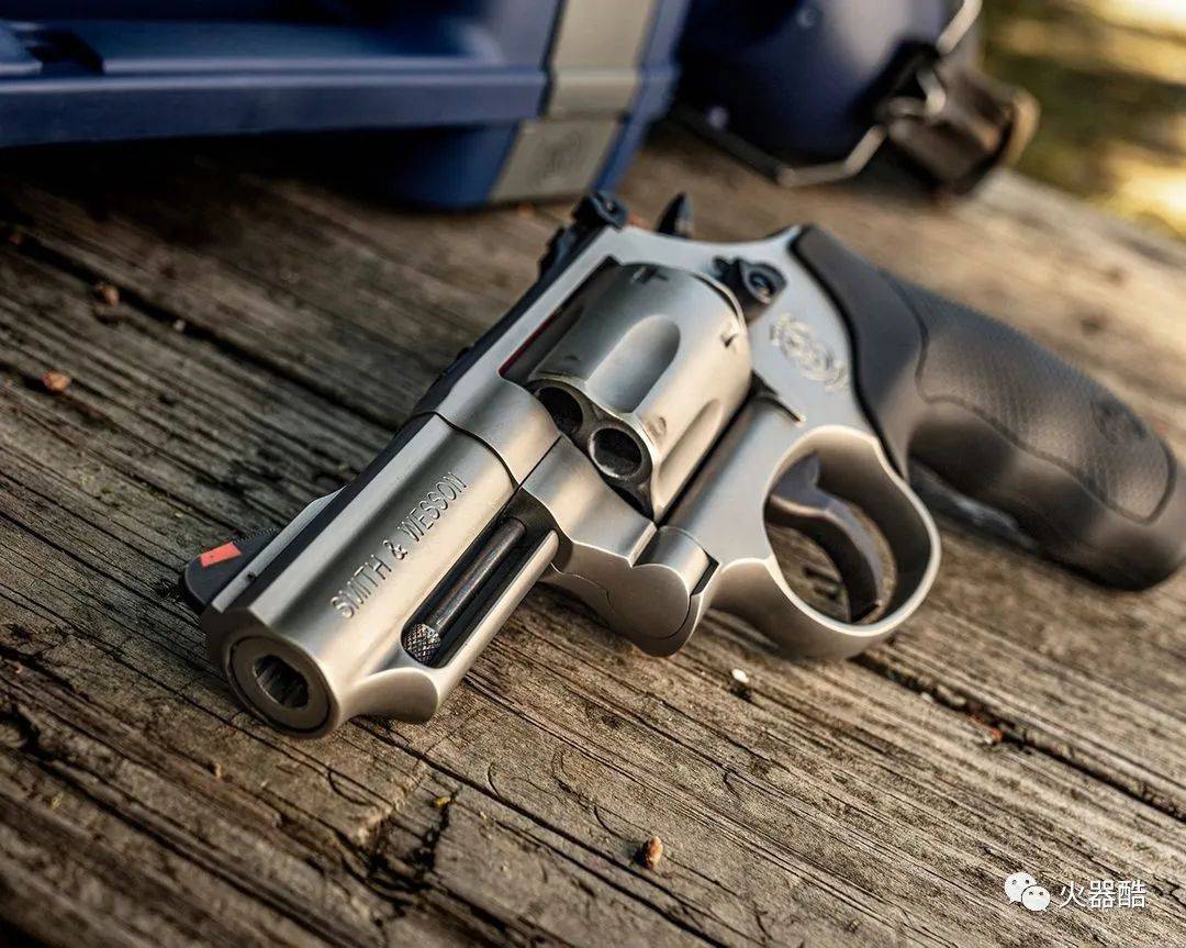 转轮手枪美图一脸憨厚满满安全感的胖大叔