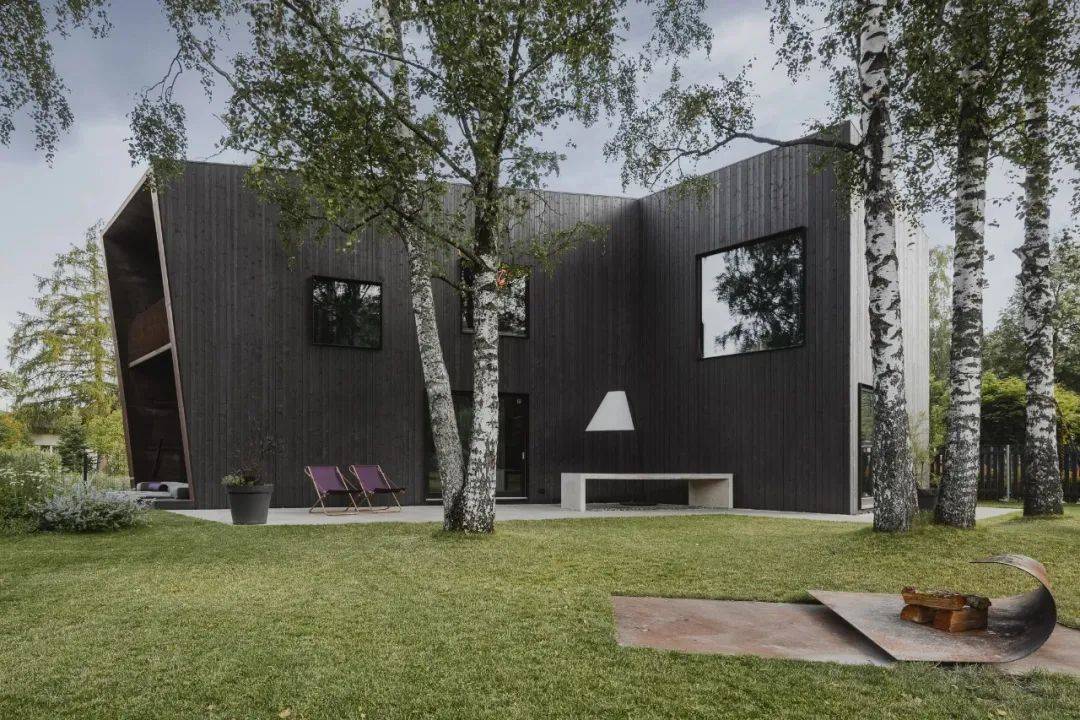 189m05黑色系别墅藏于林间的避世居所