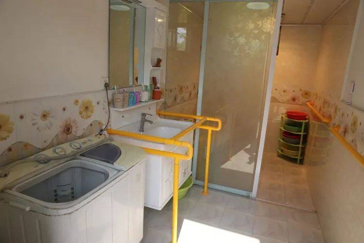 铺设盲道200多公里,改造小区,公共建筑,无障碍公厕数百个,市区基本