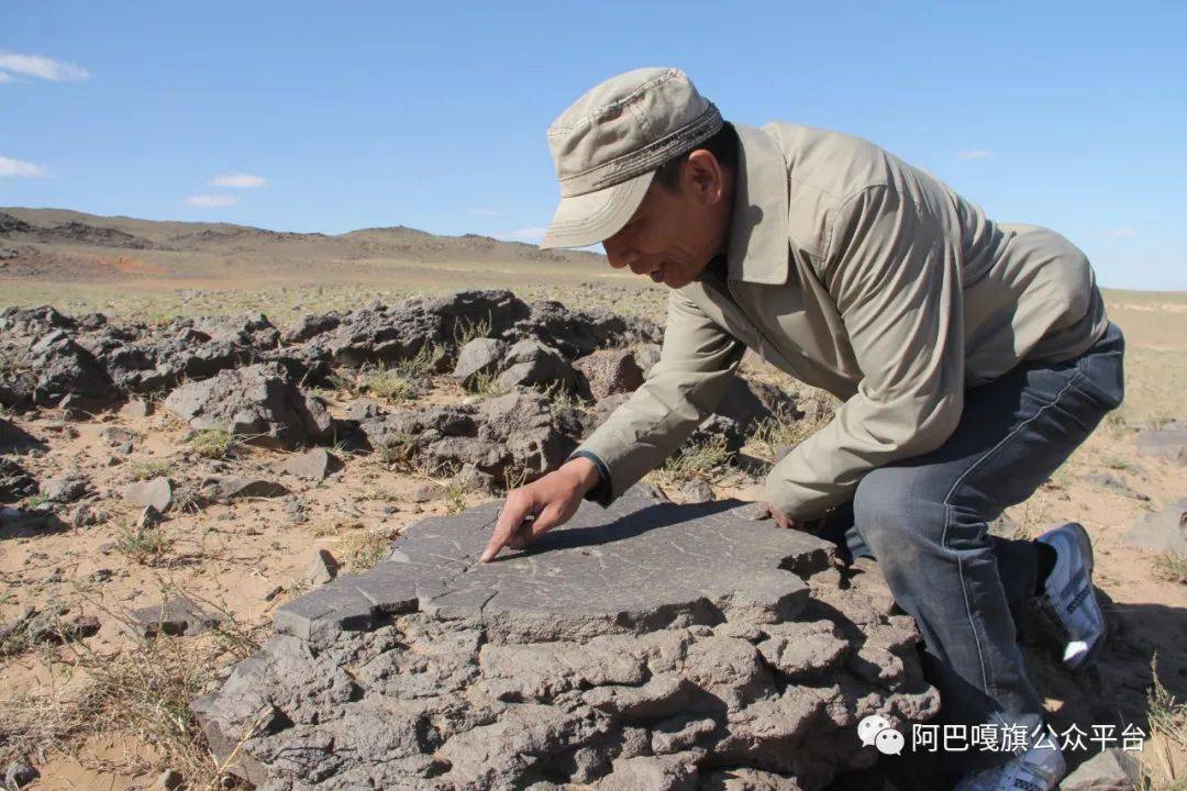 他在飛臨阿巴嘎草原上空時拍攝的一個怪圈地貌——火山爆發噴出的岩漿