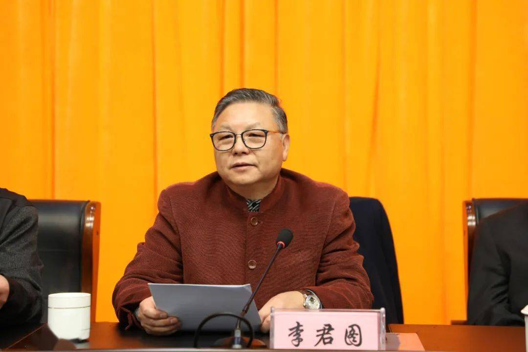会上,甪直镇总商会会长李君图作了2020年商会工作报告,秘书长徐水生作