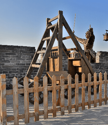 开启开封城墙的修筑历史;到北宋时在城墙上修建马面,战棚,瓮城;明代又