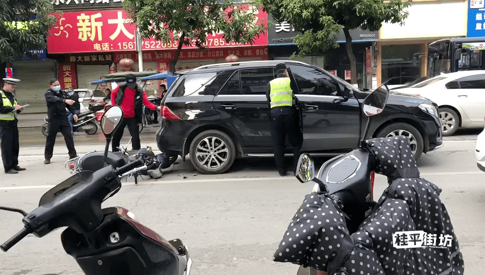 事發今早又一單桂平三中路口發生車禍小綿羊追尾