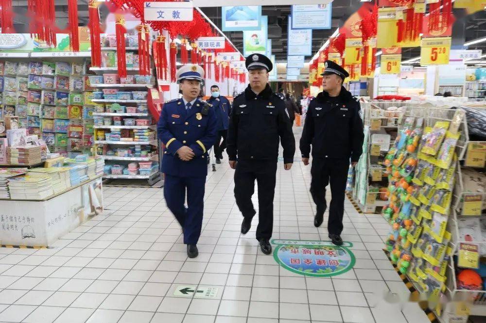 新密公安局班子成员平安夜上街"保平安"_新密市