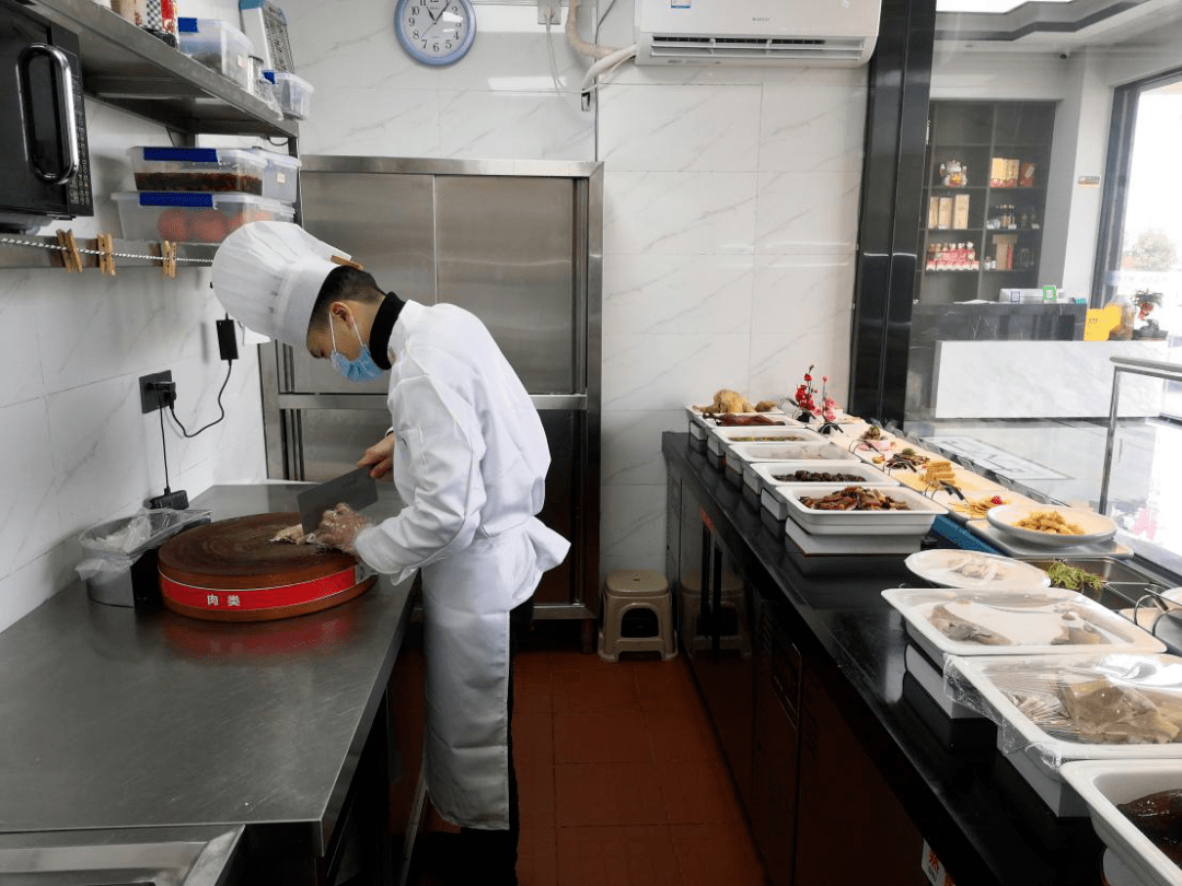 6. 专间,操作间整洁卫生,操作人员穿戴整齐,操作规范.5.