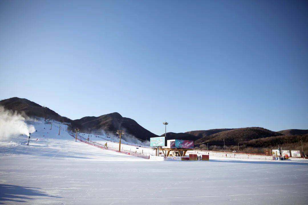 滑雪場佔地6000餘畝,漁陽國際滑雪場已建成1600米的高級道2條,700米的