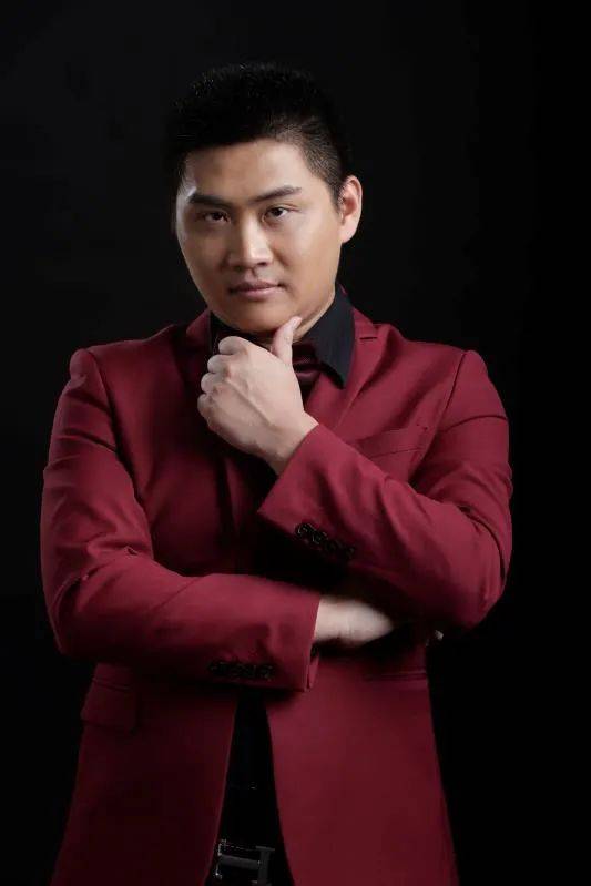 吴少晖广东省吉他研究会专业会员,潮州音协吉他专业委员会理事.