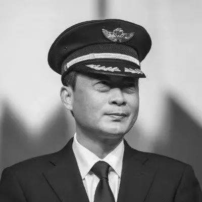 中国机长真实人物图片