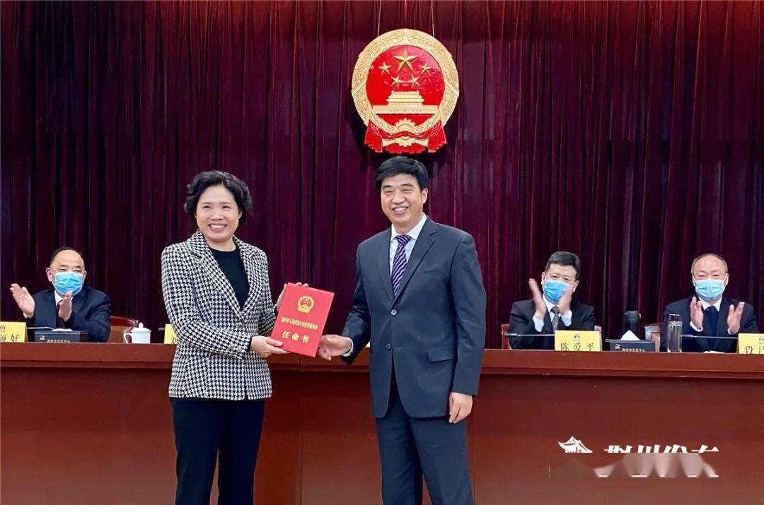 周志红女任荆州市代理市长