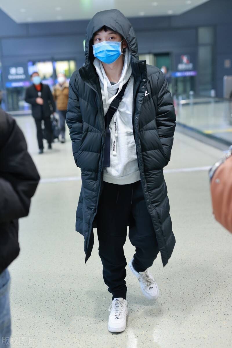 董子健为大江大河2机场做宣传穿搭随性是他的性格