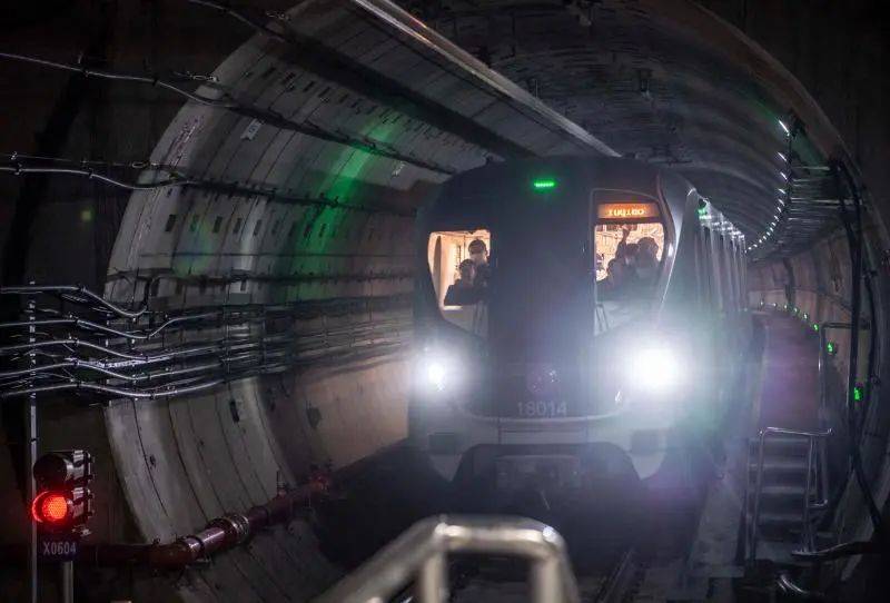 上海地铁18号线一期南段通车试运营没有司机岂不是可以去车头打卡