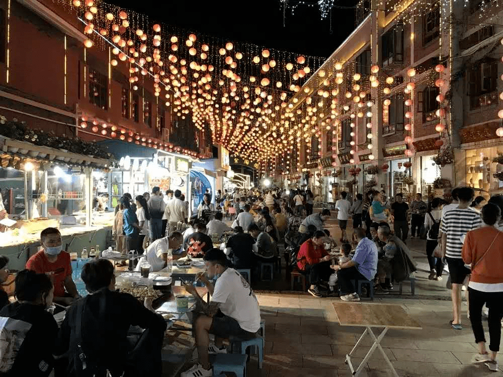 人声鼎沸的建水紫陶街夜市(资料图)