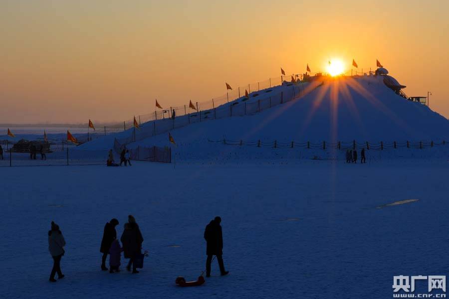 新疆博斯腾湖：冰雪盛宴吸引八方游客