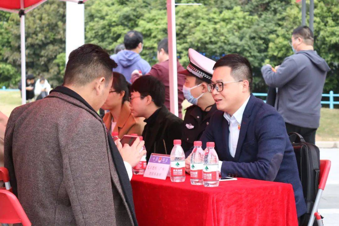 凤阳街道禁毒办业务组长邓沛荣和社工苏文静的身影也活跃在广场的各个