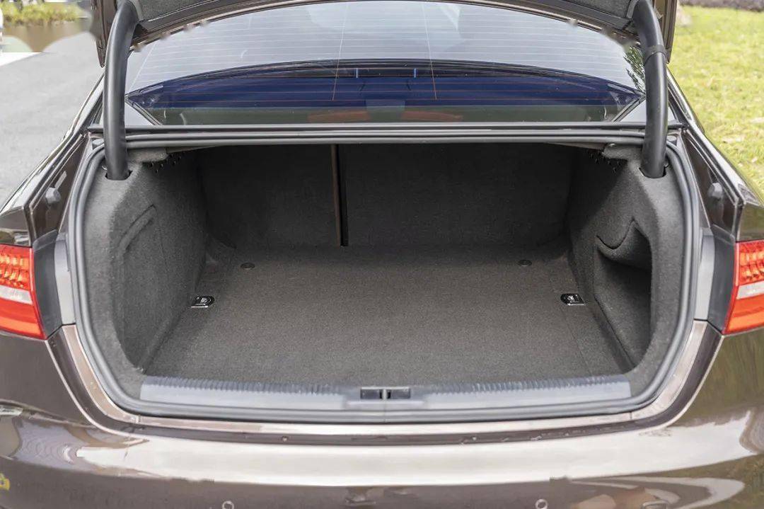 a4l的后备箱倒是不小,而且内部空间很规整,常规状态下480l的容积应该