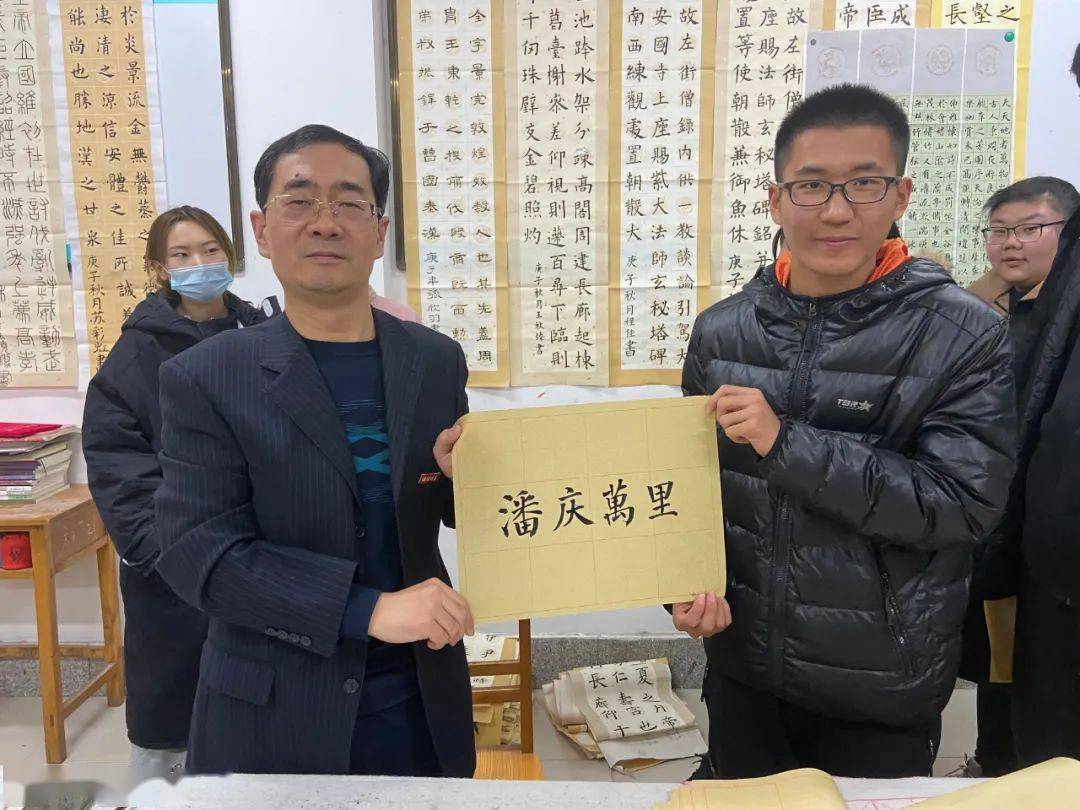致敬吾师淄师刘慧龙老师29年坚持为10000余名学生写名字