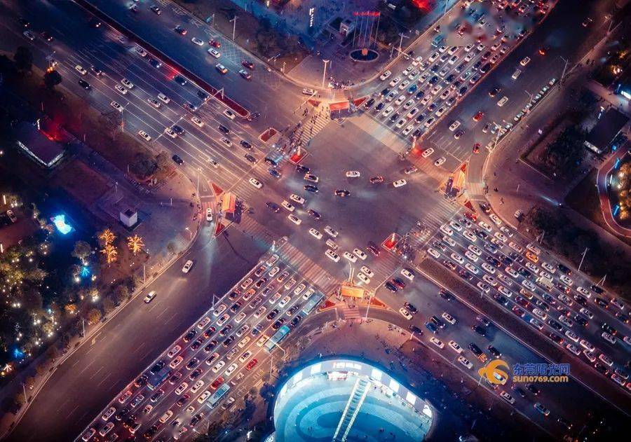 鸿福路口车流滚滚(萧贵华 摄)