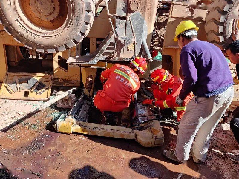 装载机四脚朝天消防员和工友四两拨千斤成功救援