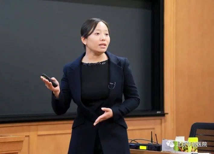 在比赛过程中,评委老师肯定选手的优点,并为促进我院教学能力的提高给