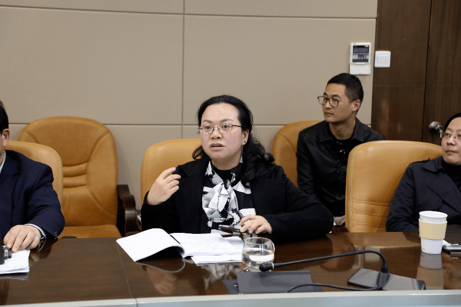 (教学处副主任白小珍老师发言)(政治学科教研组长陈迎春老师发言)