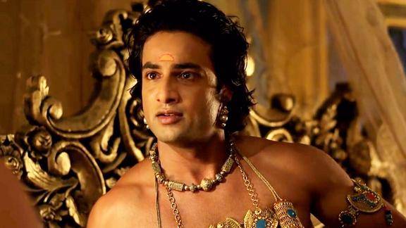 《佛陀》悉达多双手受伤,而比武马上就要开始,父王忧心忡忡