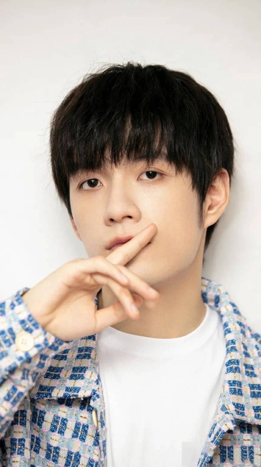 手机壁纸r1se张颜齐