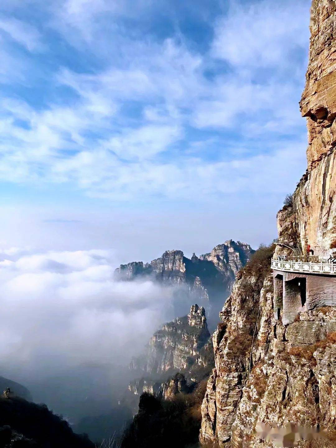 今天涞源白石山上现云海奇观超仙