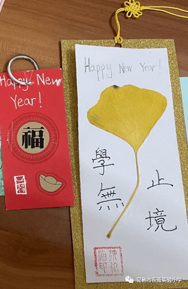 设计,勾线,涂色,写字,有的孩子画了新年书签,制作得都认认真真,精彩极
