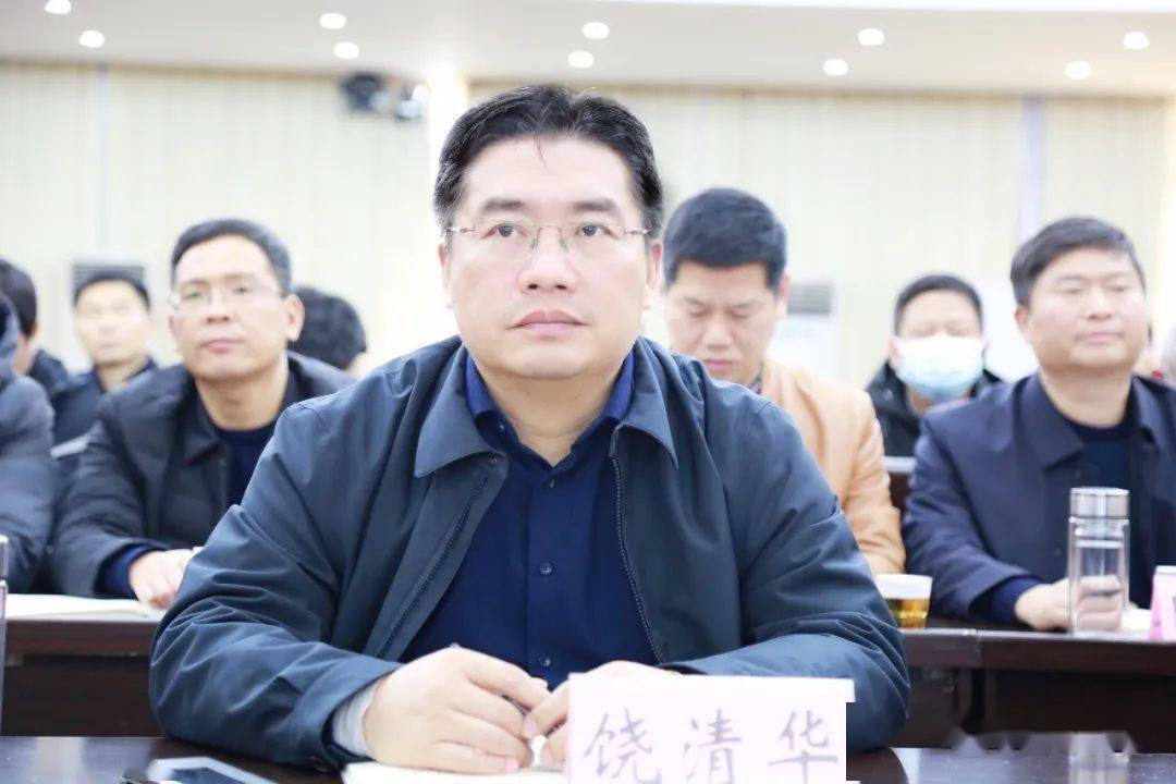 县委书记饶清华,县委副书记李海星在我县分会场收看会议实况