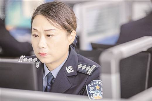 女警柔情 化解各种"不容易"_杨琳