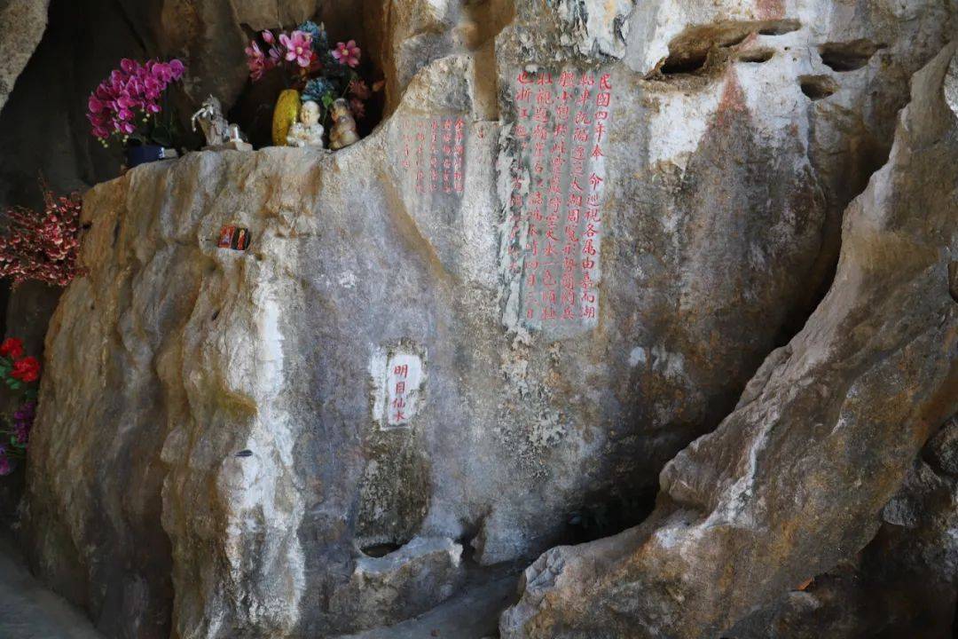 洞高约2丈,可以容纳二三十人 洞中原有明代的"送子观音"石像 就山石