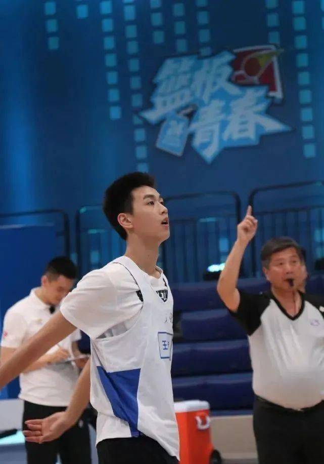 00后帅气篮球校草,身材太撩人了吧_王云章